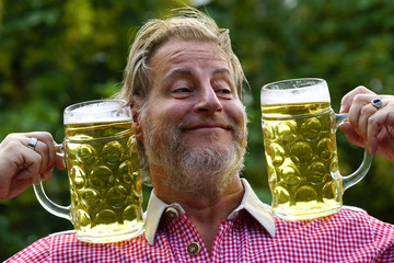 Ein Mann mit zwei Masskrügen Bier