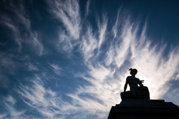 Fototapeta premium Denkmal mit interessanten Wolken in Kopenhagen