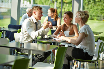 Geschäftsleute sitzen für Besprechung am Tisch