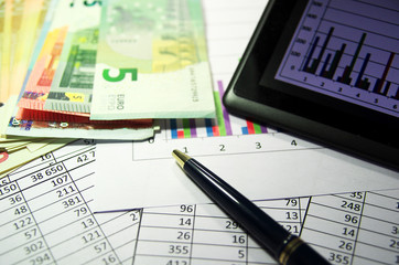 Naklejka na ściany i meble Euro-Geldscheine mit Stift, Statistik und Tablet