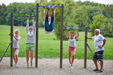 Familie macht Fitnesstraining im Park