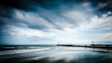 Leuchttürme und dramische Gewitterwolken am Meer bei Grau d'Agde