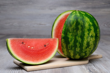 Cocomero e una fetta su tagliere- Watermelon
