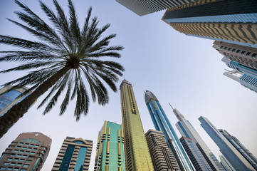 Strakke moderne wolkenkrabbers van de skyline langs het zakencentrum van Sheikh Zayed Road in Dubai, Verenigde Arabische Emiraten