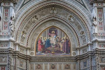 Fototapeta na wymiar Eterna Firenze - Frontão de Santa Maria dei Fiore 