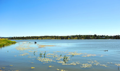 Pescador en el embalse romano de Proserpina, Mérida, Badajoz, España
