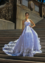 Fototapeta premium Model Kalyn Hemphill pozuje na sesji zdjęciowej Irina Shabayeva SS 2016 Bridal collection w Central Parku.