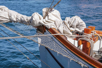 Gereffte Segel eines großen Segelschiffes