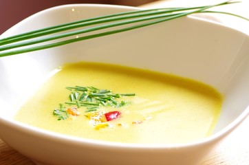 Exotische Suppe mit Curry und Ingwer in Schale