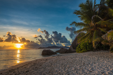 Tropisch eilandstrand, Source d& 39 Argent, La Digue, Seychellen