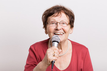 Rentnerin singt über Mikrofon
