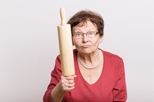Wütende Rentnerin mit Nudelholz