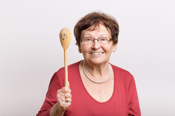 Rentnerin mit Kochlöffel