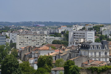 Fototapeta na wymiar Quartier d'habitations sociales derrière les vieux immeubles à Angoulême