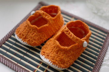 оранжевые пинетки для младенца связаны крючком