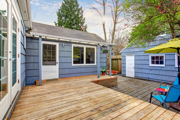 Fototapeta na wymiar Perfect back deck with concrete patio and chairs.