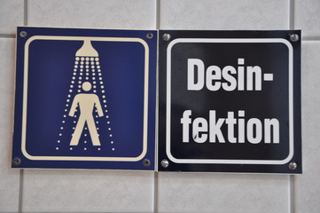Hinweisschild Dusche und Desinfektion