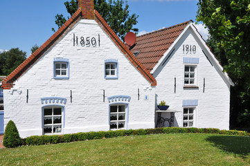 Fototapeta na wymiar Altes Fischerhaus am Deich von Greetsiel