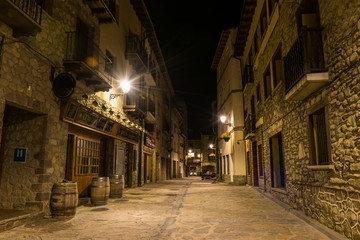 Fototapeta na wymiar Vista nocturna de las calles de Benasque en Aragón