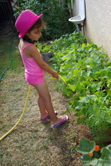 petite fille qui arrose les l&eacute;gumes