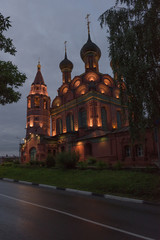 Fototapeta na wymiar Ярославль Церковь Богоявления Господня пасмурная ночь