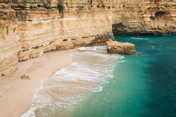 Klein verborgen strand in de buurt van Navy Beach (Praia da Marinha) aan de Atlantische kust in de gemeente Lagoa, Algarve.