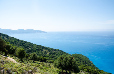 Punkt widokowy na Myrtos w stronę morza. Kefalonia