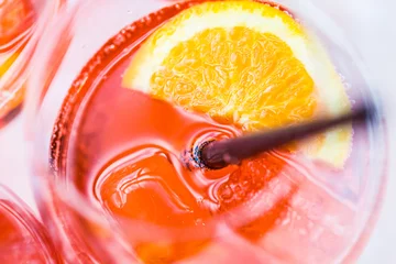 Crédence de cuisine en verre imprimé Alcool blick in ein aperol spritz cocktail glas