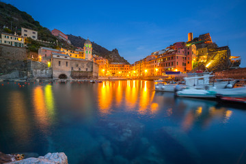 Obraz premium Vernazza town on the coast of Ligurian Sea at dusk, Italy