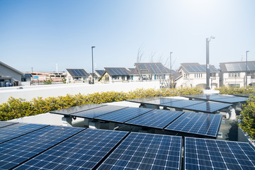 太陽光パネルのある住宅街