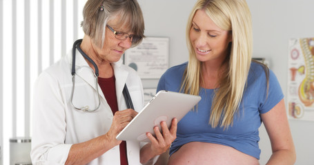Pregnant lady talking with doctor