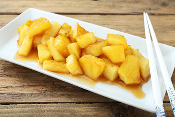 cucina asiatica ananas caramellato sfondo rustico