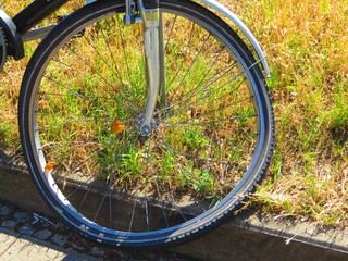 Fototapeta na wymiar Reifenpanne Acht im Rad Fahrrad