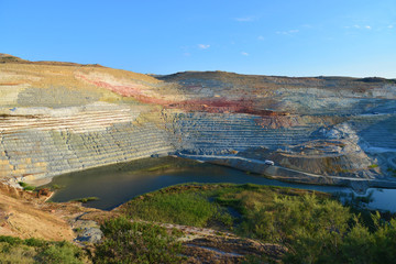 Mines à ciel ouvert à Milos