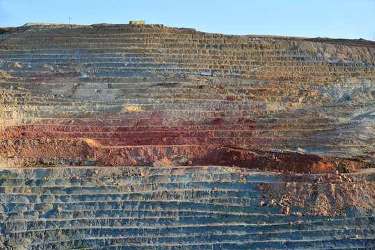 Mines à ciel ouvert à Milos