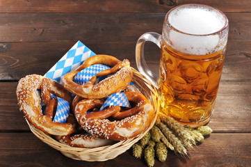 Bayerische Brezeln mit Bier