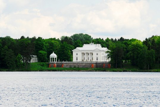 Uzutrakis manor on the board of Galves lake