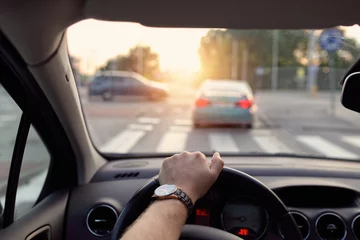 Cercles muraux Voitures rapides Conduire une voiture en ville