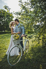 Obraz premium Walk of the girl and the guy with a bicycle 3123.