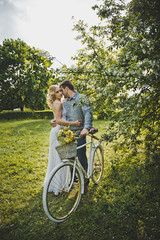 Obraz premium Loving couple with a bicycle 3126.