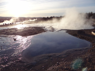 Les eaux fumantes islandaises dans le parc de geysir