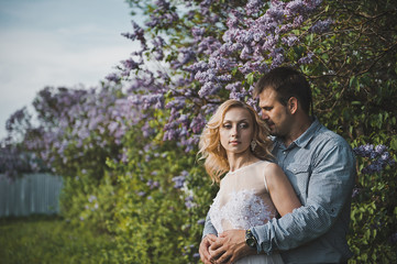 Fototapeta premium Newly-married couple among lilac bushes 3153.