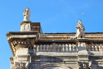 Fototapeta na wymiar Statues on the Dubrovnik Cathedral