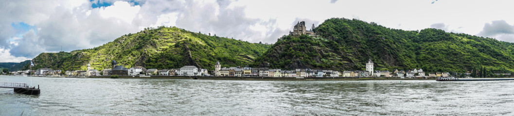 Fototapeta na wymiar Panorama der Loreleystadt Sankt Goarshausen mit Burg Katz