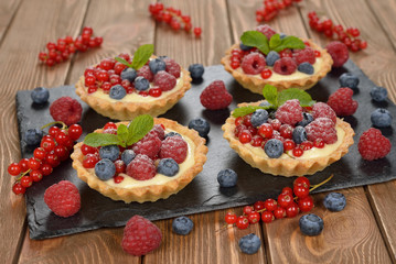 Cake with custard and berries