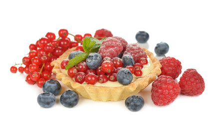 Cake with custard and berries