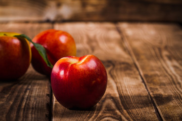 Персики на деревянном фоне