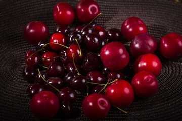 Слива и черешня