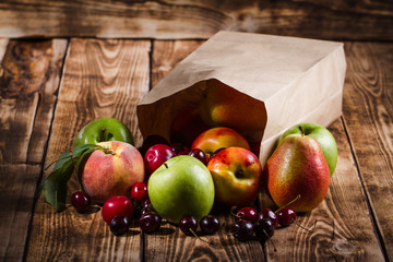 Фрукты и ягоды на деревянном фоне