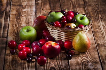 Фрукты и ягоды на деревянном фоне